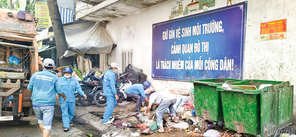 Công nhân vệ sinh môi trường thu gom rác tại tuyến đường Phan Đình Phùng, phường Tân An.