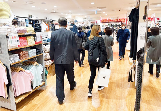 Một cửa hàng Uniqlo ở Seoul có đông khách mua sắm ngày 15-3. Ảnh: Korea Joongang Daily