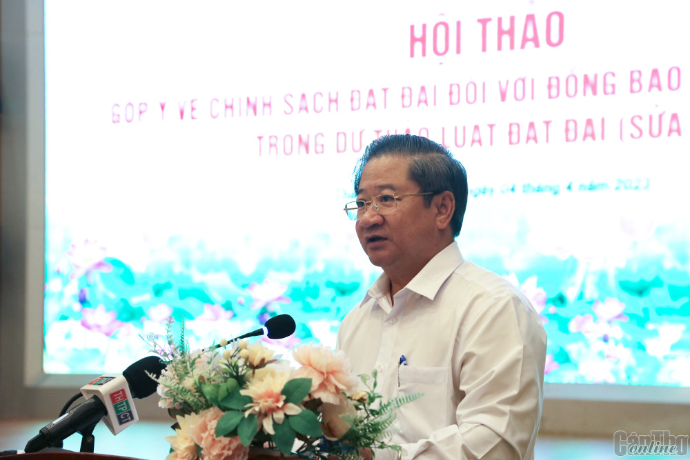 Ông Trần Việt Trường, Phó Bí thư Thành ủy, Chủ tịch UBND TP Cần Thơ, phát biểu tại hội thảo. Ảnh: S.H