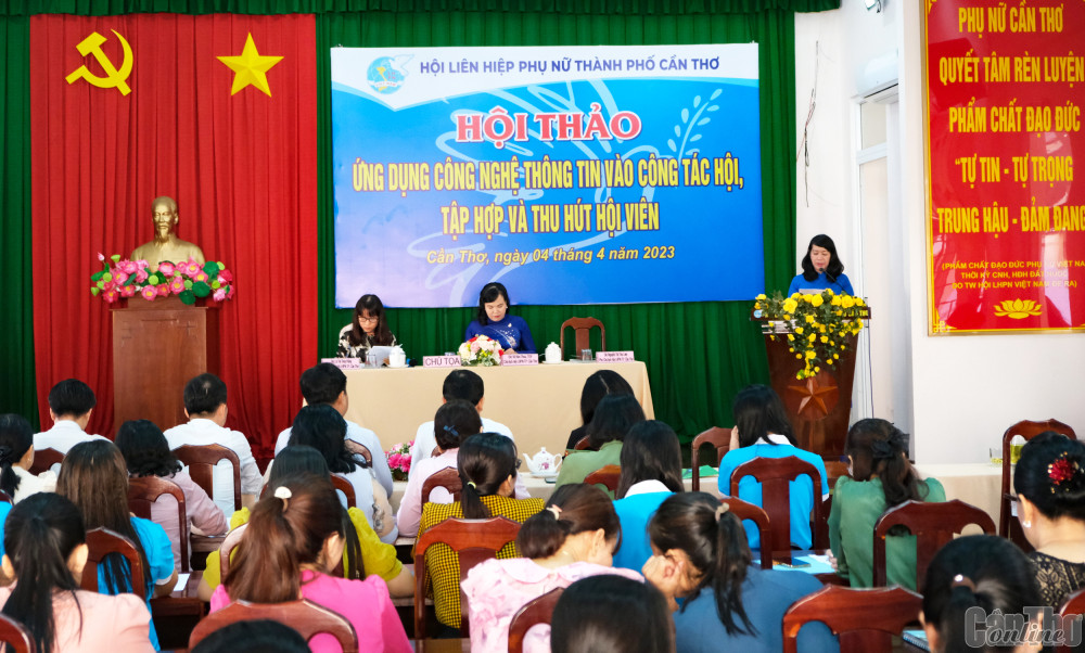 Lãnh đạo Hội LHPN TP Cần Thơ trình bày báo cáo tại hội thảo.