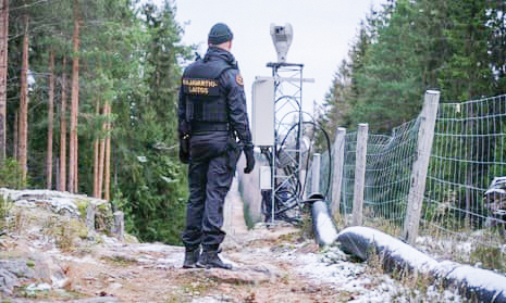 Một người lính biên phòng Phần Lan gần cửa khẩu biên giới. Ảnh: Getty Images