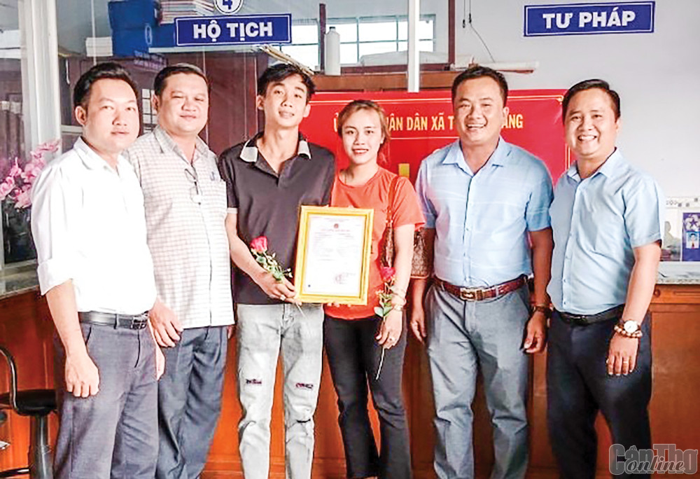 Chuyển biến tích cực trong công tác hộ tịch Lãnh đạo UBND xã Thạnh Thắng tổ chức buổi lễ trao giấy kết hôn cho công dân.