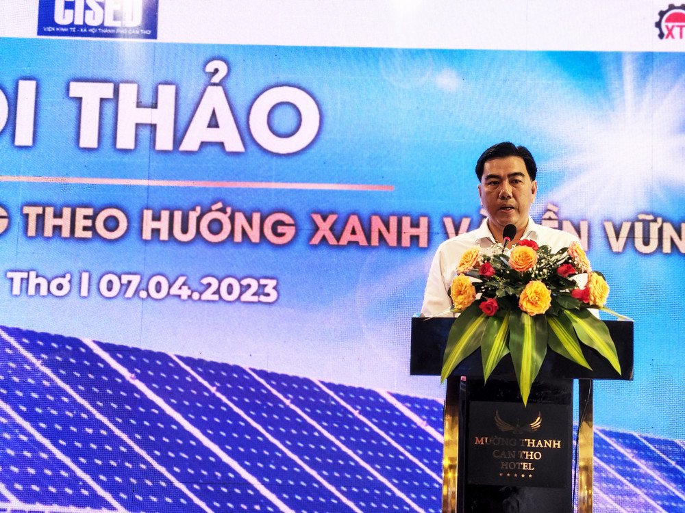 Hỗ trợ doanh nghiệp chuyển đổi năng lượng theo hướng xanh, bền vững Ông Lê Chí Phương, Phó Viện trưởng Viện Kinh tế - Xã hội TP Cần Thơ phát biểu đề dẫn tại hội thảo.