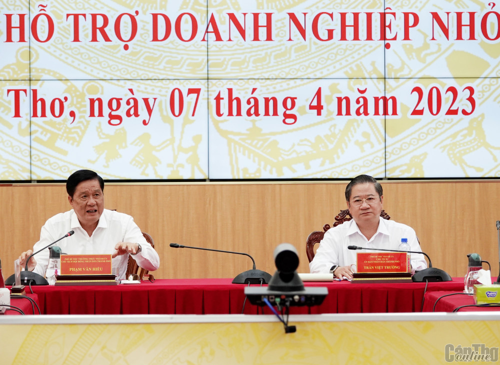 Đồng chí Phạm Văn Hiểu phát biểu điều hành hội nghị. Ảnh: NGỌC QUYÊN