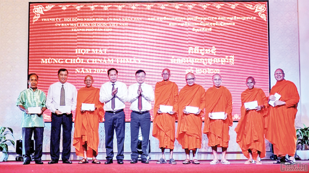 Đồng chí Lê Quang Mạnh, Bí thư Thành ủy và đồng chí Nguyễn Trung Nhân, Chủ tịch Ủy ban MTTQVN TP Cần Thơ tặng quà các đại biểu. Ảnh: PHẠM TRUNG