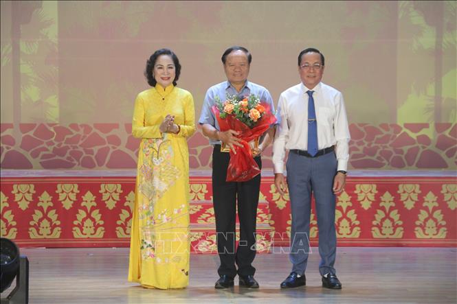 Trao huy chương Vàng vở diễn cho đơn vị Nhà hát Cao Văn Lầu tỉnh Bạc Liêu, với vở “Huyền thoại tình yêu”. Ảnh: Thanh Hòa - TTXVN