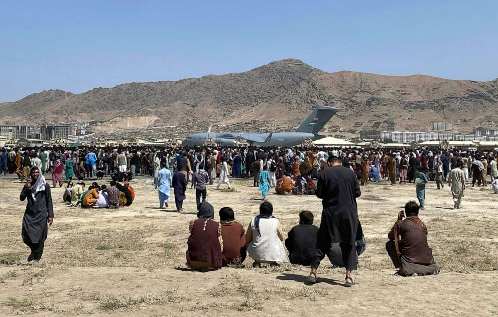 Máy bay quân sự Mỹ hỗ trợ công tác sơ tán tại sân bay quốc tế Hamid Karzai (Afghanistan), tháng 8-2021. Ảnh: AP