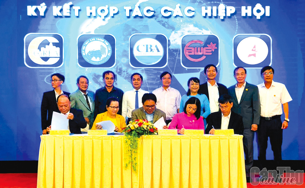CBA - “Ngôi nhà chung” của cộng đồng doanh nghiệp CBA ký kết hợp tác với một số hiệp hội, tổ chức hỗ trợ DN trên địa bàn thành phố.