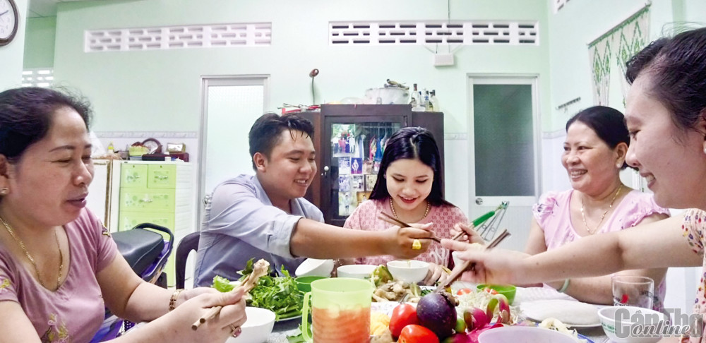 Quan tâm, yêu thương nhau là chất xúc tác để gia đình luôn hạnh phúc. Trong ảnh: Các thành viên gia đình anh Hữu Nghị quây quần, vui vẻ trong bữa cơm.
