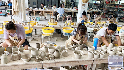Gen Z Trung Quốc rủ nhau tìm chốn an yên Một lớp làm đồ gốm ở Cảnh Đức Trấn, tỉnh Giang Tây.