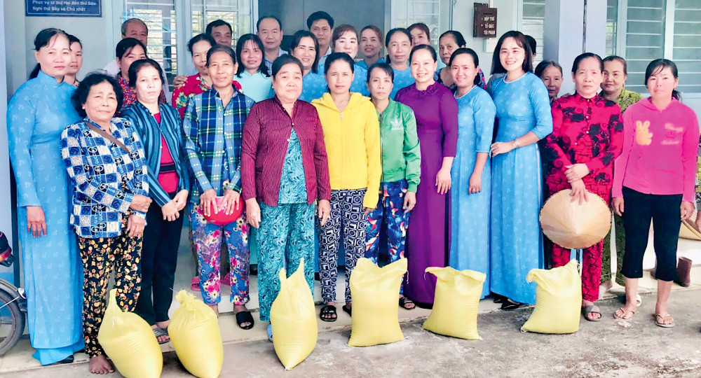 Các thành viên Tổ Phụ nữ mua bán nhỏ tại buổi lễ ra mắt. Ảnh: Hội LHPN phường cung cấp