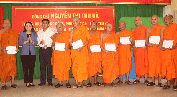 Ðoàn Trung ương Ủy ban MTTQVN thăm và chúc Tết cổ truyền Chôl Chnăm Thmây của đồng bào Khmer tại Sóc Trăng