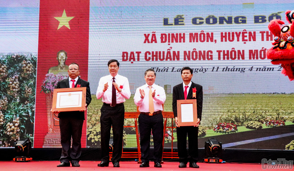 Lãnh đạo thành phố trao quyết định và bằng công nhận xã Định Môn đạt chuẩn NTM kiểu mẫu.