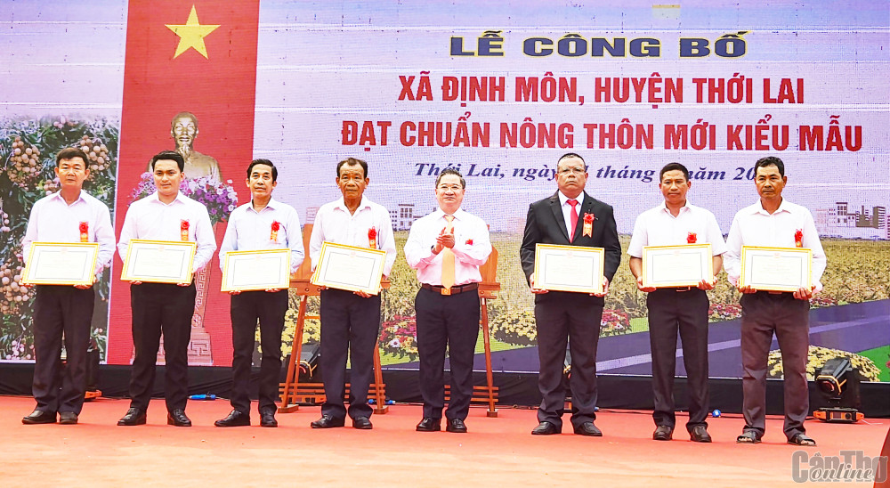 Các tập thể, cá nhân nhận bằng khen của UBND TP Cần Thơ.