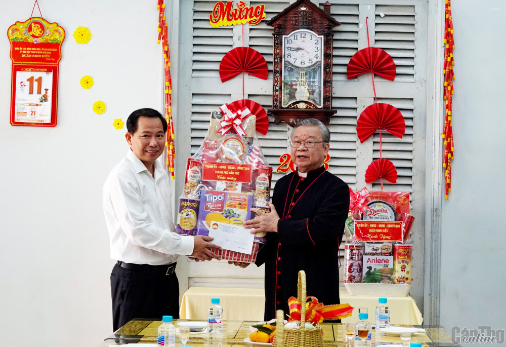 Đồng chí Lê Quang Mạnh, Bí thư Thành uỷ, chúc mừng và tặng quà Tòa Giám mục Cần Thơ. Ảnh: NGỌC QUYÊN