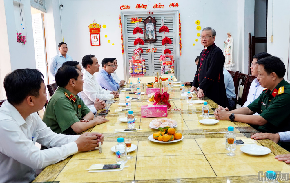 Giám mục Tri Bửu Thiên cảm ơn lãnh đạo thành phố chúc mừng Lễ Phục sinh. Ảnh: NGỌC QUYÊN