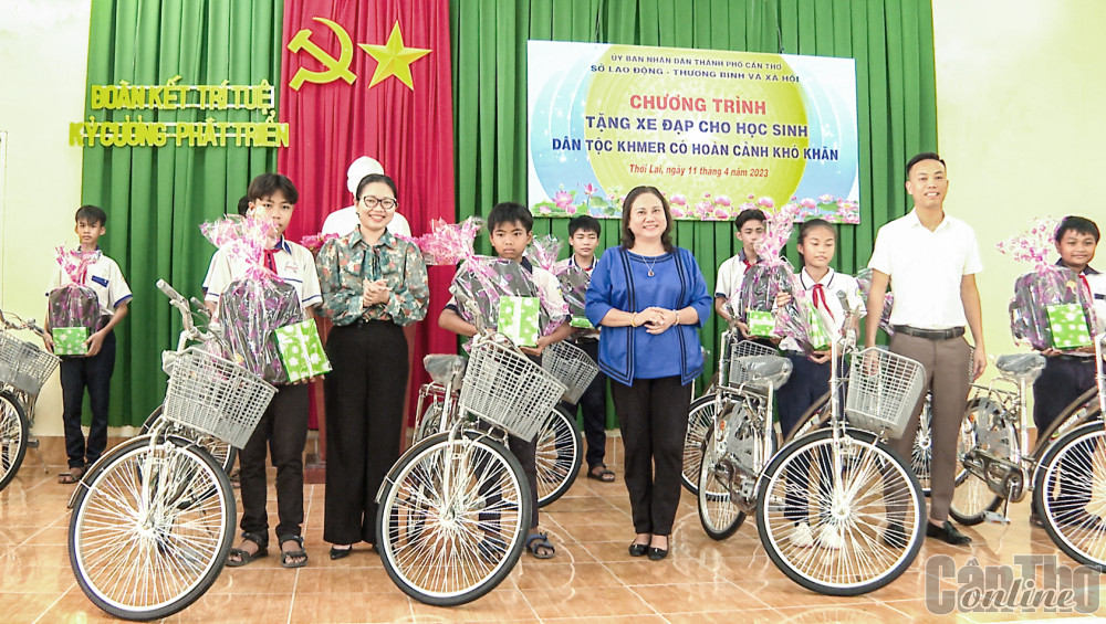 Trao quà cho học sinh dân tộc Khmer có hoàn cảnh khó khăn nhân dịp Tết Chôl Chnăm Thmây Bà Trần Thị Vĩnh Nghi, Bí thư Huyện ủy Thới Lai và bà Trần Thị Xuân Mai, Giám đốc Sở Lao động - Thương binh và Xã hội thành phố, trao quà cho các em học sinh.
