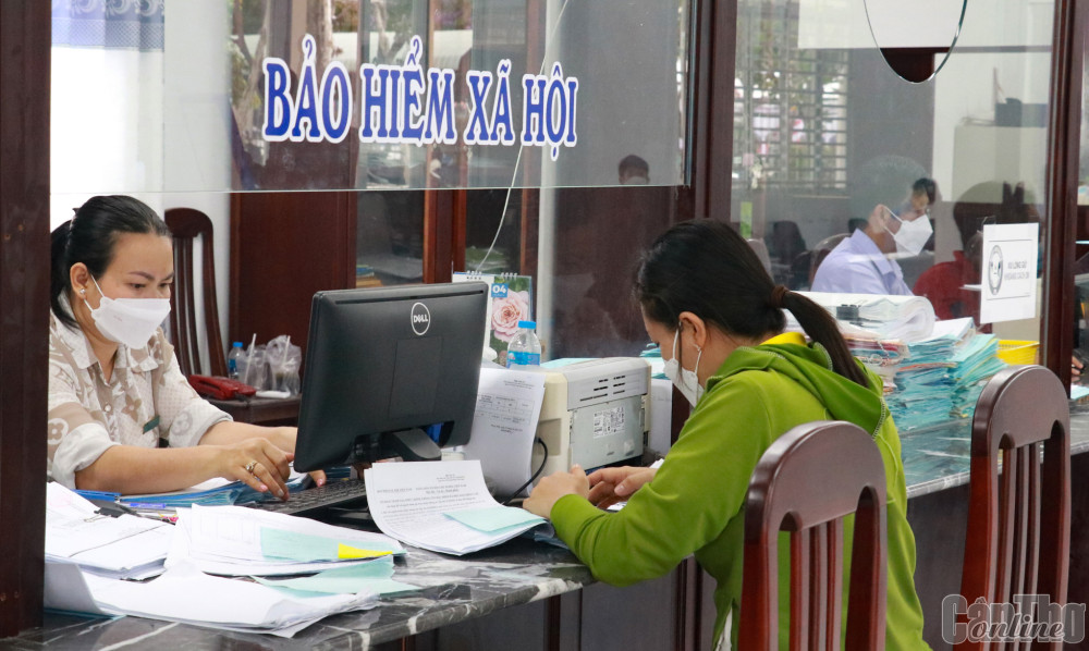 Khắc phục những hạn chế trong cải cách hành chính Công chức Bộ phận Một cửa UBND huyện Phong Điền giải quyết TTHC phục vụ người dân.