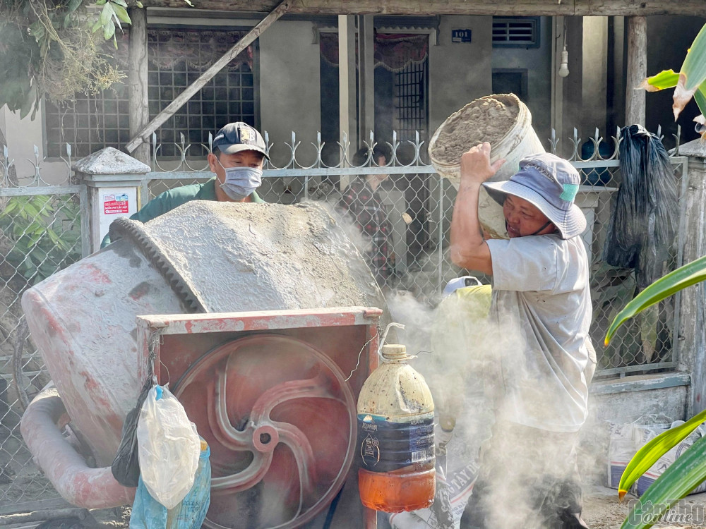 Huy động sức dân xây dựng kết cấu hạ tầng giao thông Người dân chung tay xây dựng tuyến đường giao thông liên khu vực Thới Lợi và Thới Lợi A.