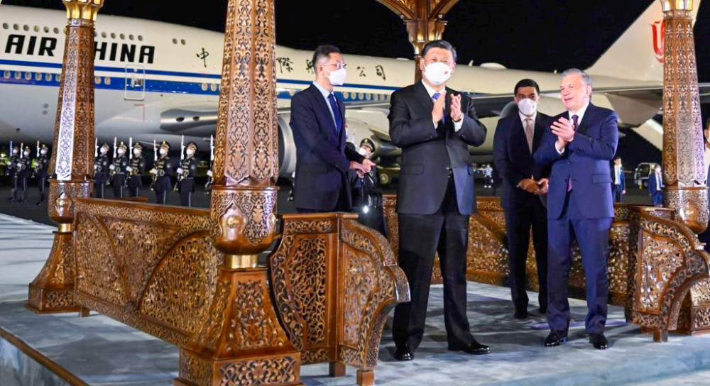 Tổng thống Uzbekistan Shavkat Mirziyoye (phải) trực tiếp ra sân bay đón Chủ tịch Trung Quốc Tập Cận Bình hồi tháng 9-2022. Ảnh: AP 