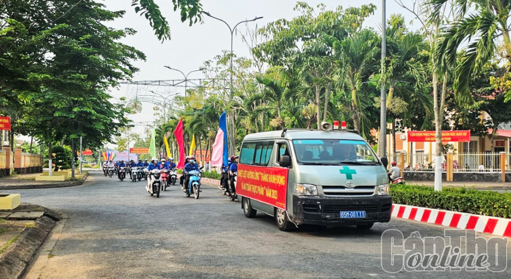 Xe cổ động, ban, ngành, đoàn viên thanh niên... diễu hành qua trục đường.