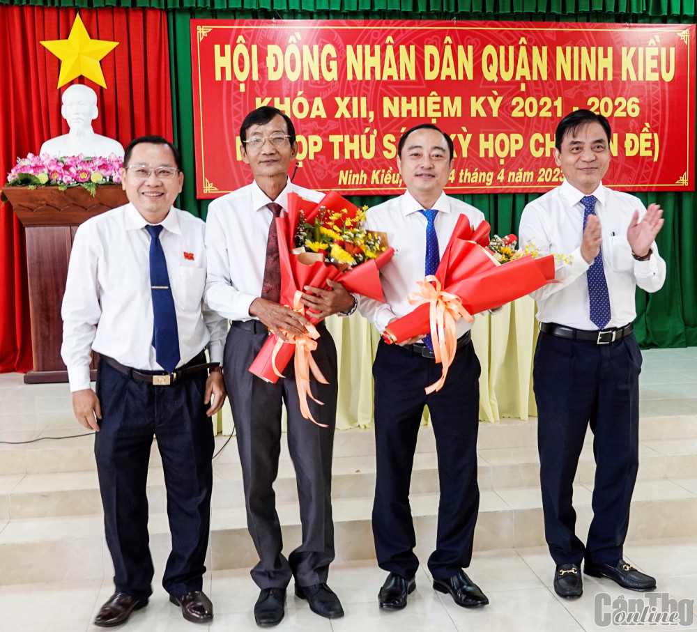 Ông Nguyễn Xuân Hải (bìa phải), Ủy viên Ban Thường vụ Thành ủy, Phó Chủ tịch Thường trực HĐND TP Cần Thơ và ông Trần Tiến Dũng, Phó Bí thư Thường trực Quận ủy, Chủ tịch HĐND quận, tặng hoa cho ông Mai Xuân Bình và ông Võ Văn Trăm.
