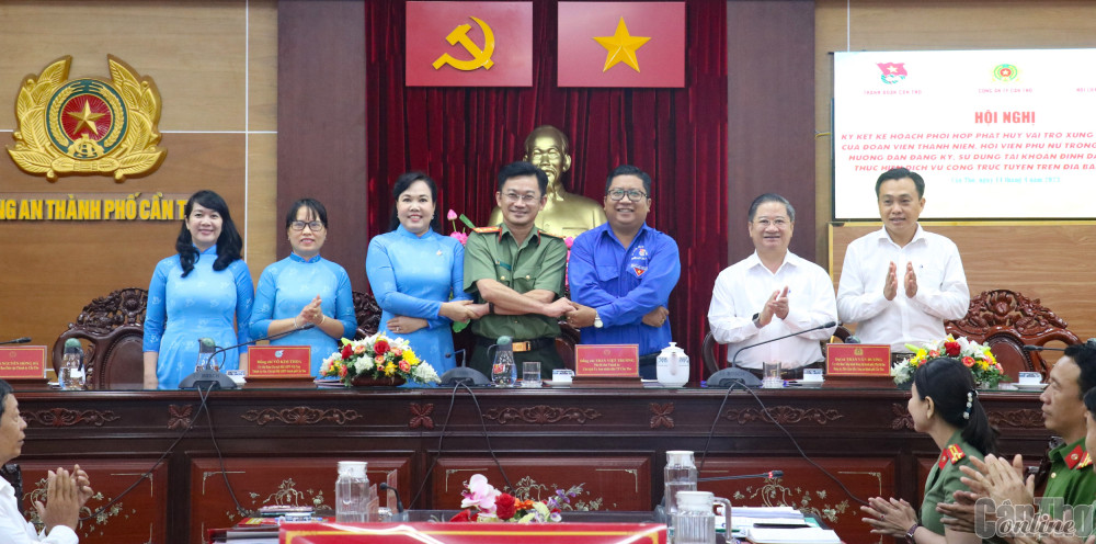 Đồng chí Trần Việt Trường, Chủ tịch UBND TP Cần Thơ (thứ 2 từ phải qua) chứng kiến lễ ký kết kế hoạch phối hợp giữa Công an TP Cần Thơ, Hội LHPN và Thành đoàn Cần Thơ.