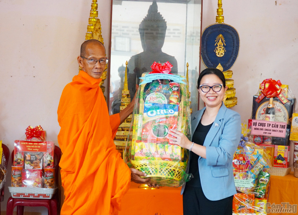 Đồng chí Trần Thị Vĩnh Nghi, Ủy viên Ban Thường vụ Thành ủy, Bí thư Huyện ủy, chúc Tết, tặng quà tại Chùa Nêry Vone (ấp Định Phước, xã Định Môn).