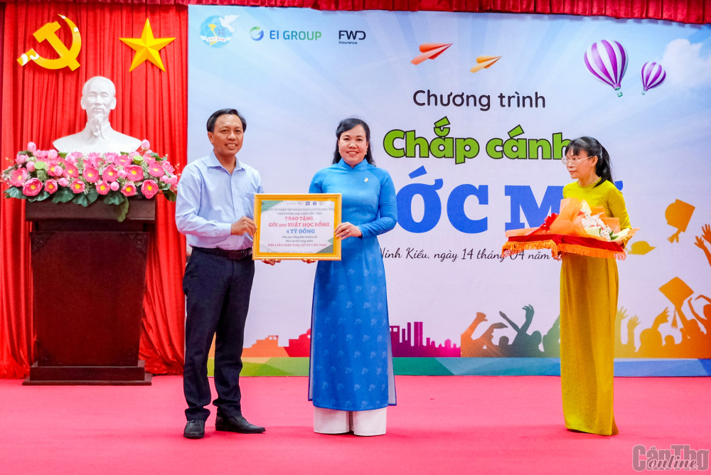 Bà Võ Kim Thoa, Chủ tịch Hội LHPN TP Cần Thơ nhận bảng tượng trưng 500 suất học tiếng Đức.