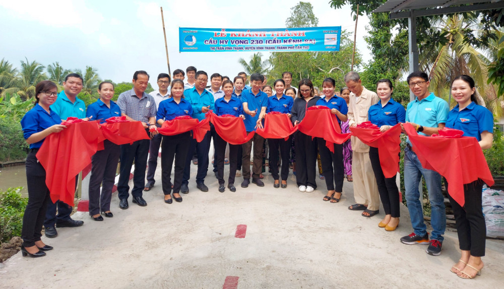 Khởi công và khánh thành 2 cầu Hy Vọng trên địa bàn huyện Vĩnh Thạnh Lãnh đạo Ủy ban Hội LHTN TP Cần Thơ và huyện Vĩnh Thạnh cắt băng khánh thành công trình cầu Hy vọng 230 tại thị trấn Vĩnh Thạnh, huyện Vĩnh Thạnh. Ảnh: CTV