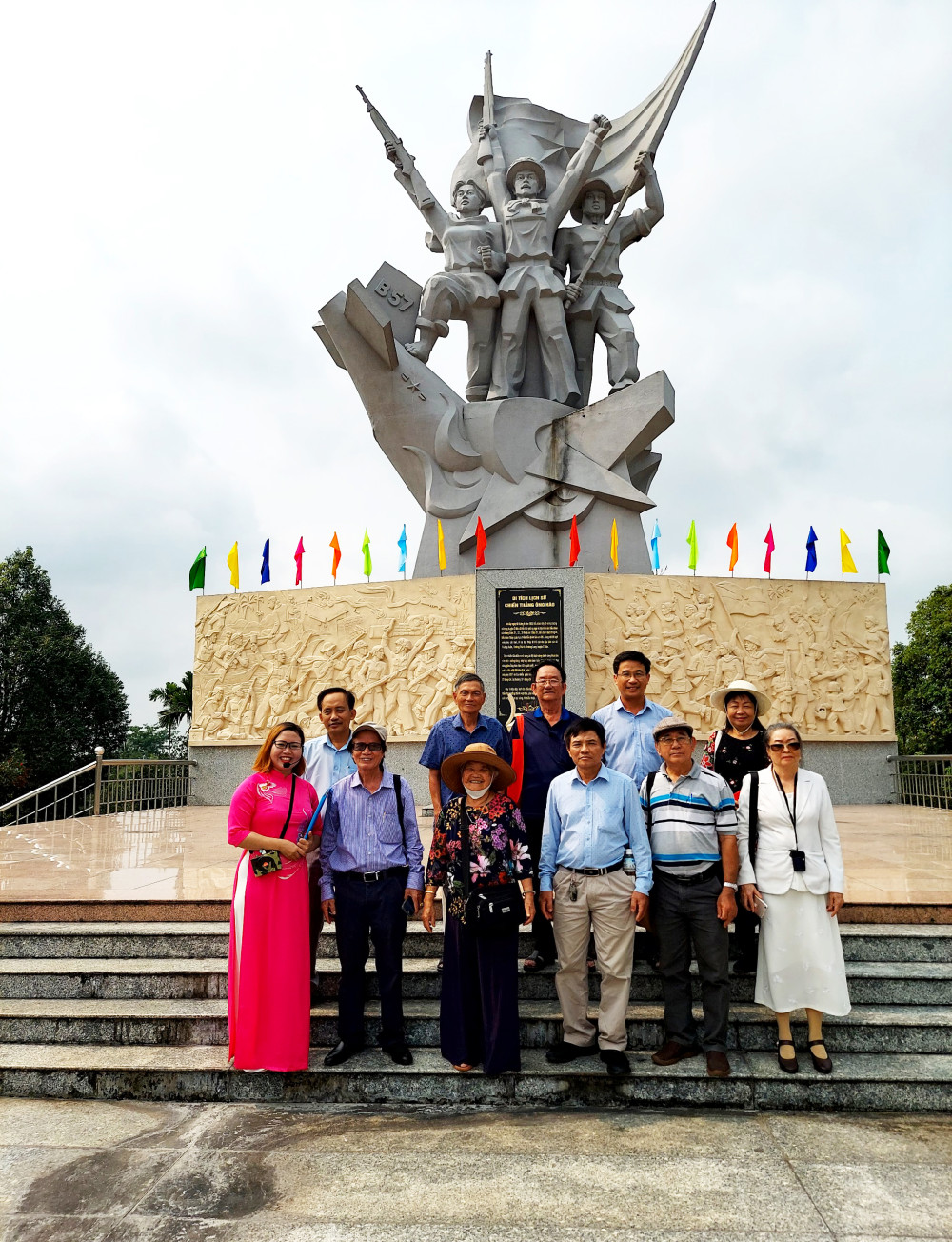 Hội Nhà văn TP Cần Thơ thực tế sáng tác, tham quan Di tích Chiến thắng Ông Hào (huyện Phong Điền). Ảnh: CTV