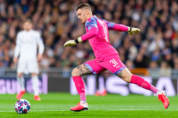 Ederson có thể chơi bóng bằng chân tốt như bắt bóng bằng tay. Ảnh: Getty Images