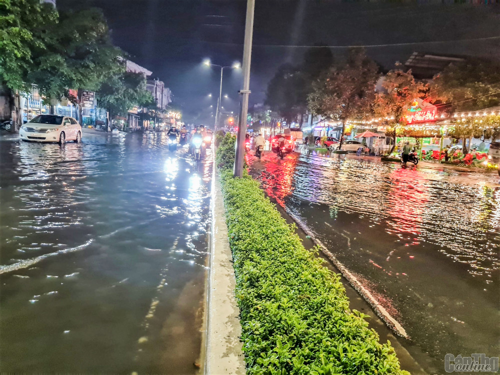 Mưa lớn xuất hiện gây ngập đường Trần Văn Hoài, quận Ninh Kiều (TP Cần Thơ) vào tối 2-4-2023.