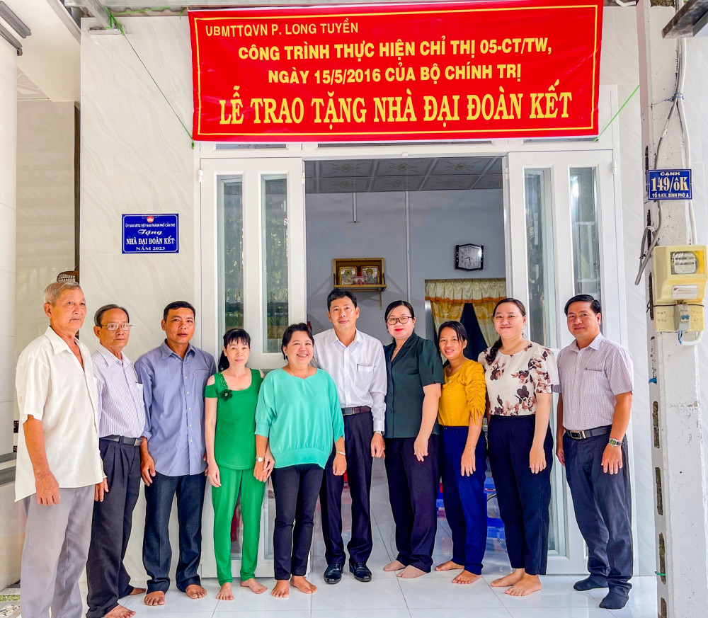 Lễ trao tặng nhà Đại đoàn kết cho gia đình ông Lưu Hoàng Lâm, ngụ tổ 09 khu vực Bình Phó A.