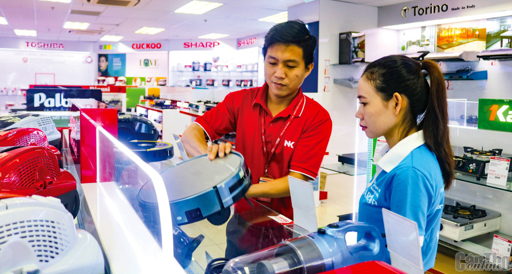 Khách hàng tìm hiểu các tính năng của robot hút bụi thông minh tại Trung tâm mua sắm Nguyễn Kim - Cần Thơ.