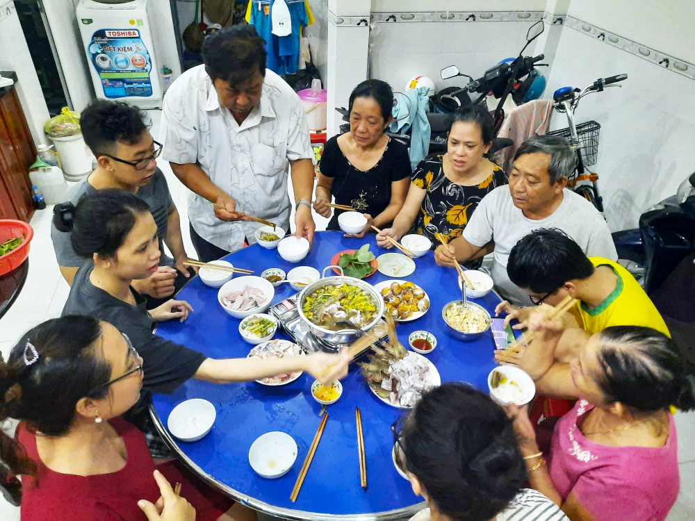 Nghỉ lễ thêm vui, ý nghĩa Nhiều gia đình tận dụng thời gian nghỉ lễ để vui chơi giải trí, sum vầy bên nhau. Trong ảnh: Gia đình chị Kim Cúc quây quần bên mâm cơm đoàn viên. Ảnh: CTV