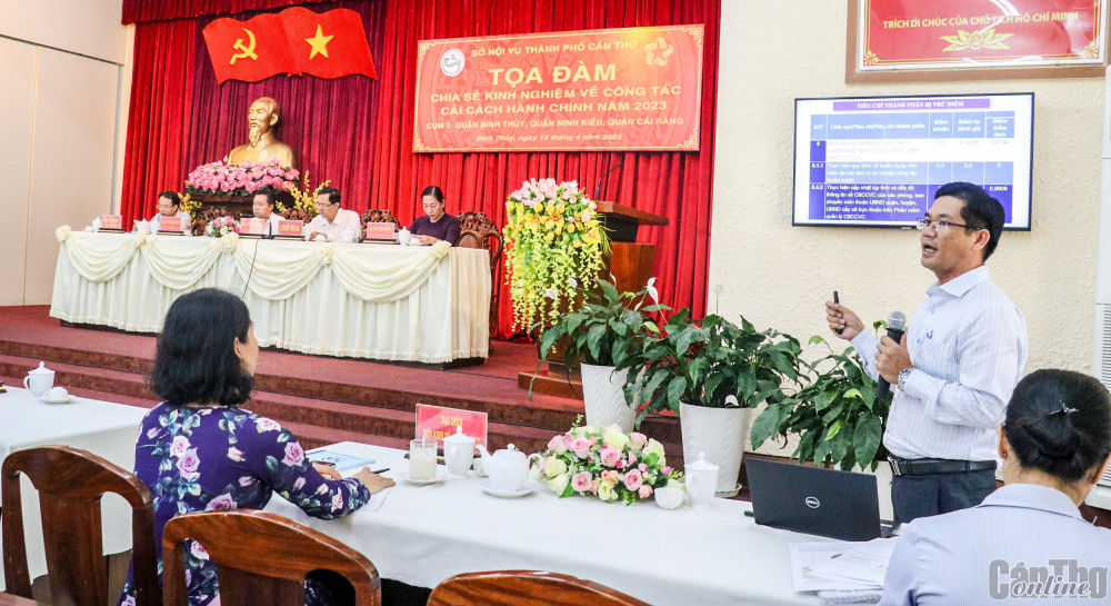 Đại diện Sở Nội vụ TP Cần Thơ phân tích các tiêu chí mất điểm trong Chỉ số CCHC năm 2022 để các địa phương rút kinh nghiệm, tìm giải pháp khắc phục.