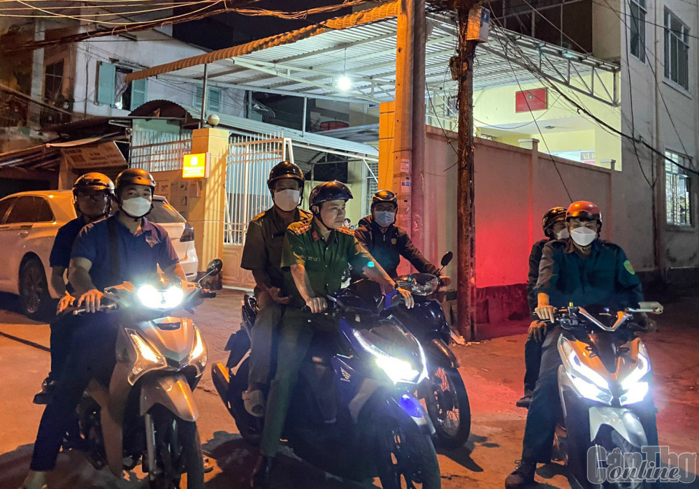 Tham gia giữ gìn trật tự an toàn giao thông Đội Tuần tra nhân dân phường An Cư góp phần giữ gìn trật tự an toàn giao thông trên các tuyến đường.