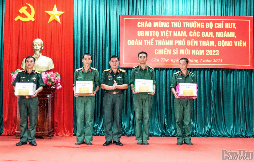 Đại tá Phạm Ngọc Quang, Chính ủy Bộ CHQS TP Cần Thơ, tặng quà cán bộ, chiến sĩ tham gia huấn luyện.