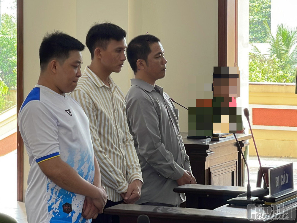 Các bị cáo tại phiên tòa ngày 18-4.