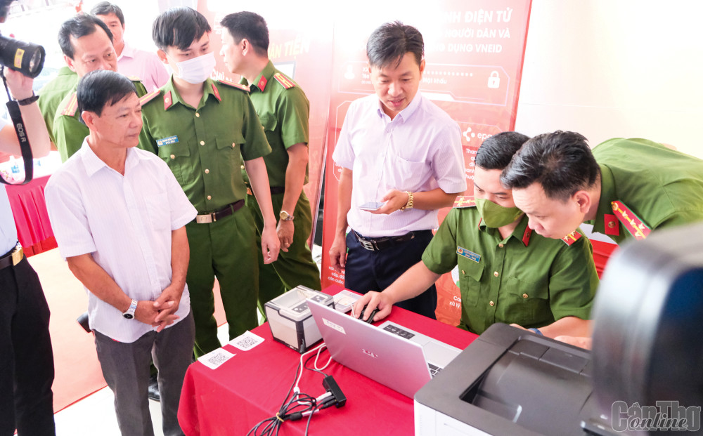 Cần tháo gỡ một số vướng mắc khi thay đổi phương thức quản lý dân cư Công an TP Cần Thơ hướng dẫn người dân đăng ký tài khoản định danh điện tử tại phường Hưng Phú, quận Cái Răng. Ảnh: KIỀU CHINH