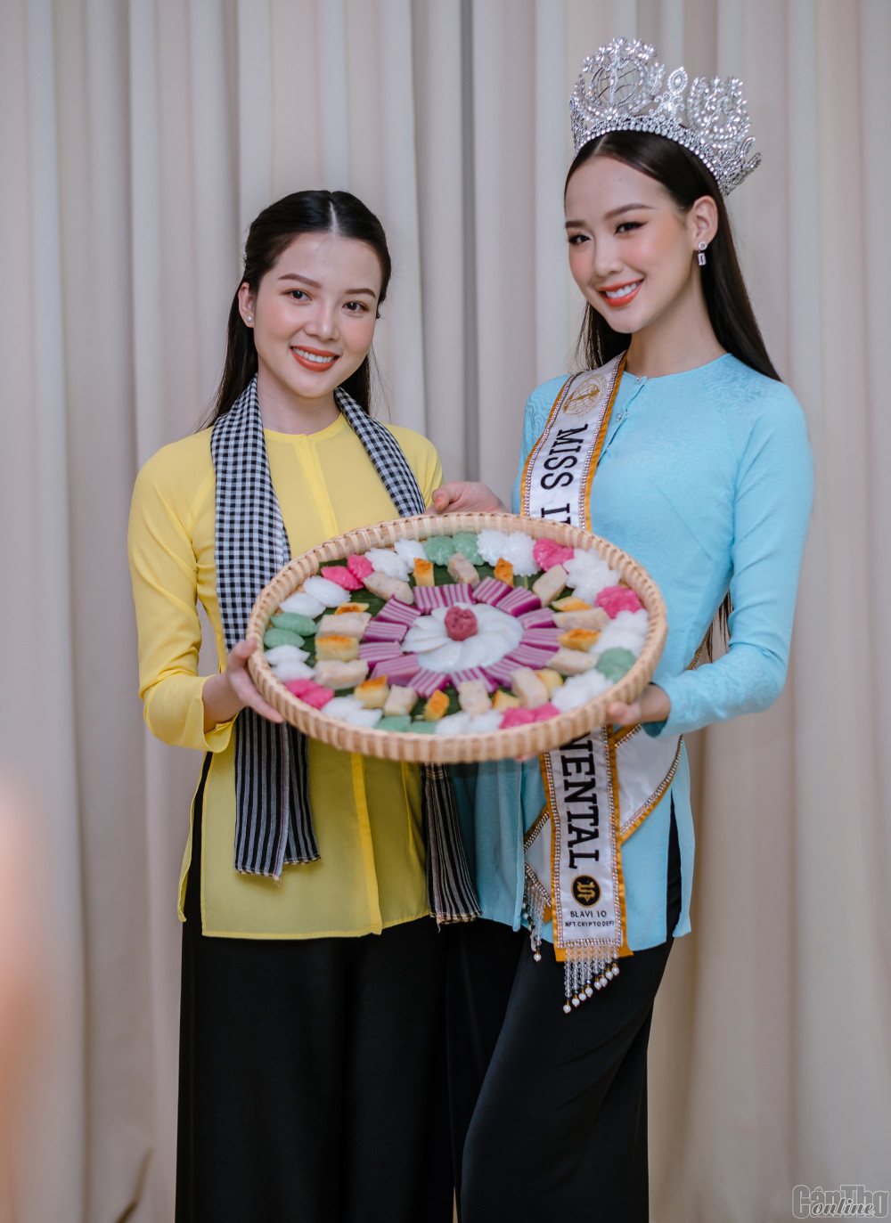 Hai người đẹp Huỳnh Thúy Vi (bên trái) và Lê Nguyễn Bảo Ngọc quảng bá Lễ hội Bánh dân gian Nam Bộ năm 2023.