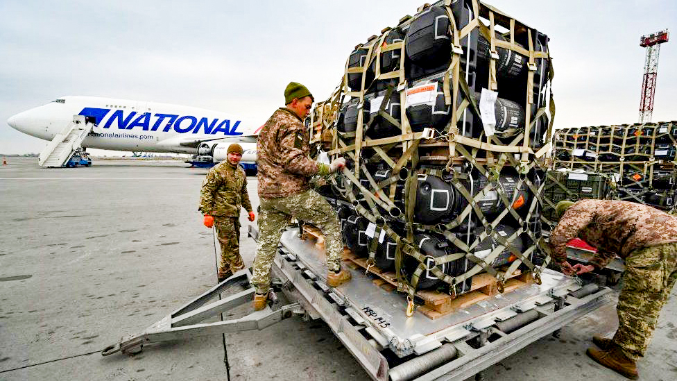 Lô tên lửa chống tăng Javelin được Mỹ chuyển tới Ukraine hồi tháng 2-2022. Ảnh: AFP