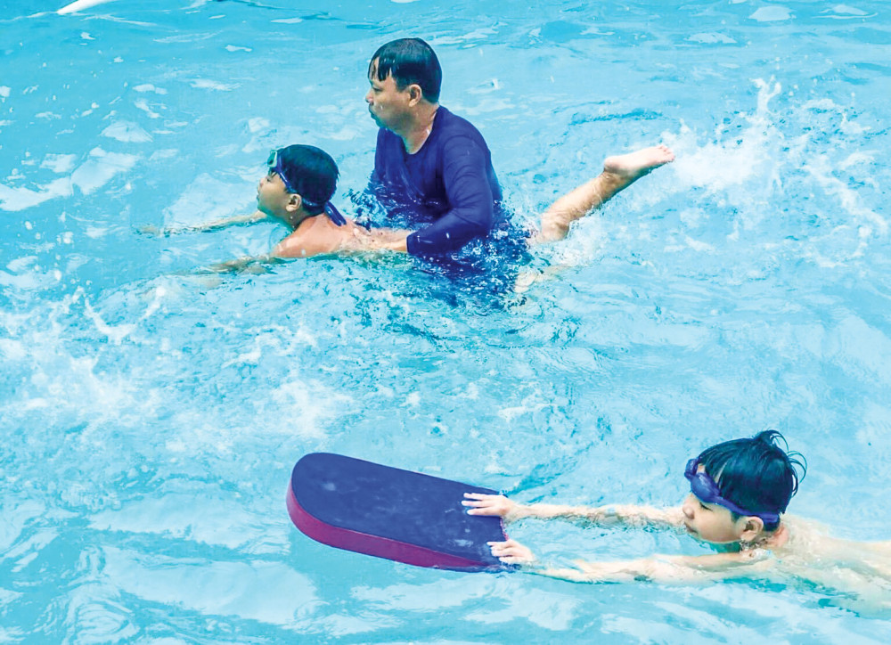 Nhiều bậc cha mẹ quan tâm cho trẻ học bơi từ sớm, góp phần phòng ngừa tai nạn đuối nước cho trẻ. Ảnh: CTV