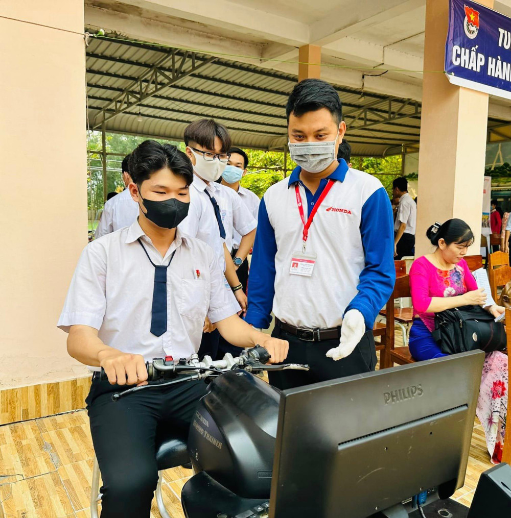 Học sinh Trường THPT Bình Thủy (quận Bình Thủy) được hướng dẫn kỹ năng lái xe an toàn. Ảnh: CTV