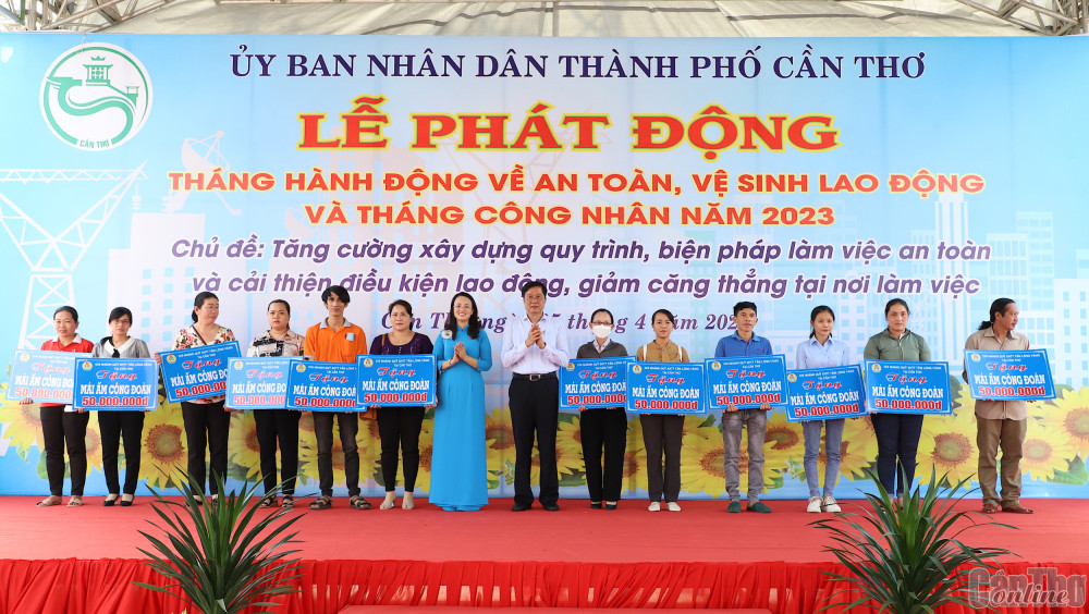 Lãnh đạo TP Cần Thơ trao tặng “Mái ấm Công đoàn” cho đoàn viên có hoàn cảnh khó khăn về nhà ở. Ảnh: Hồng Vân