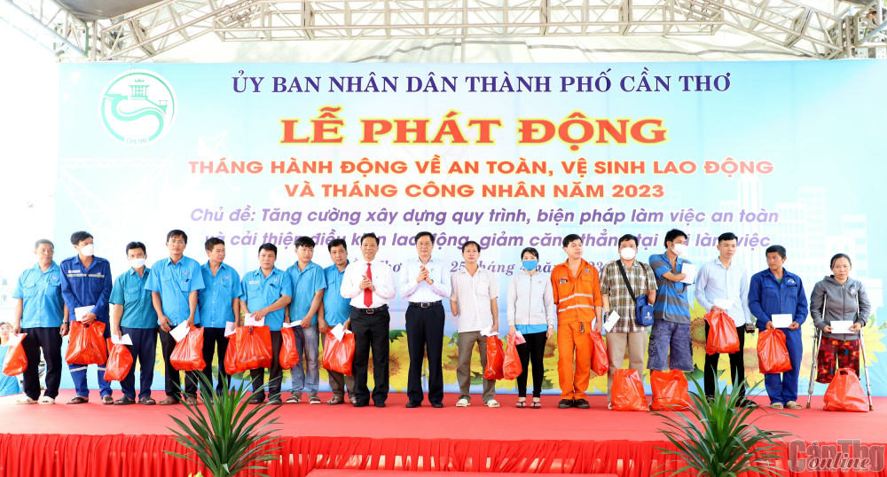 Lãnh đạo TP Cần Thơ tặng quà cho công nhân và gia đình công nhân bị TNLĐ tại lễ phát động. Ảnh: Hồng Vân