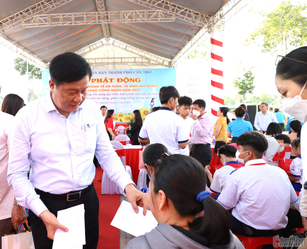 Đồng chí Phạm Văn Hiểu, Phó Bí thư Thường trực Thành ủy, Chủ tịch HĐND TP Cần Thơ tặng quà cho người lao động có hoàn cảnh khó khăn. Ảnh: Hồng Vân
