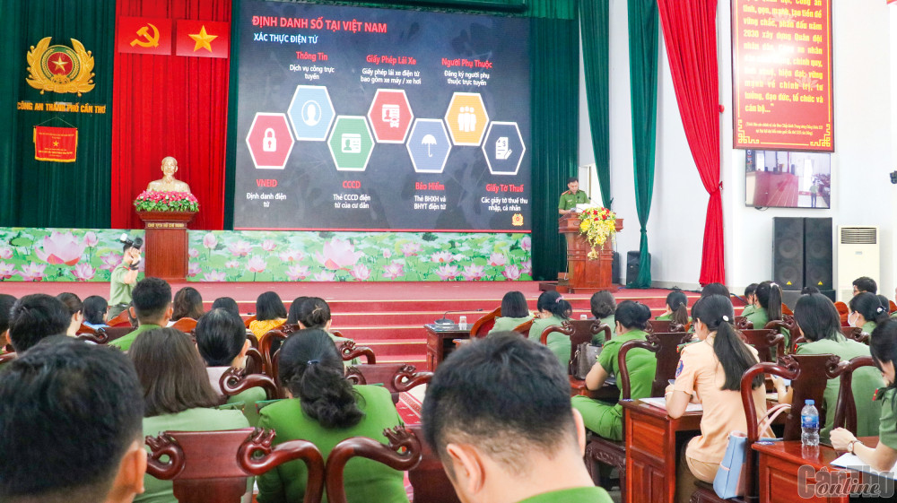 Hỗ trợ người dân thực hiện dịch vụ công trực tuyến Công an TP Cần Thơ tập huấn nghiệp vụ tuyên truyền, hướng dẫn đăng ký và sử dụng tài khoản định danh điện tử và DVCTT cho cán bộ Đoàn, đoàn viên, thanh niên và hội viên Hội LHPN các cấp.