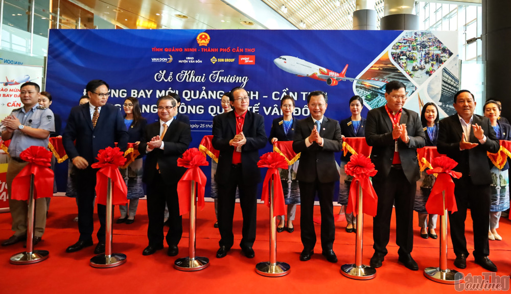 Lãnh đạo TP Cần Thơ và tỉnh Quảng Ninh cùng đại diện Hãng hàng không Vietjet cắt băng khai trương đường bay mới Cần Thơ - Vân Đồn tại Cảng Hàng không quốc tế Vân Đồn. Ảnh: N.H